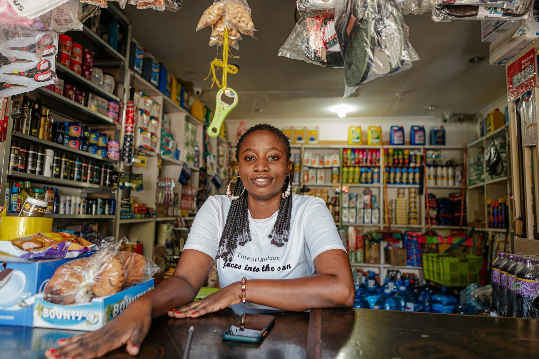 Commerçante souriante derrière son comptoir