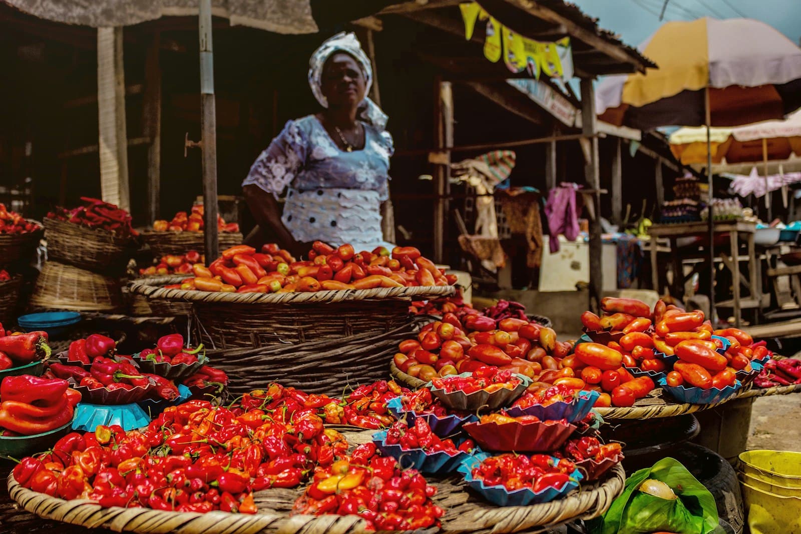 Vendeuse au marché devant son étal